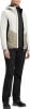 Frau in gesteppter Jacke und schwarzer Hose mit Wanderschuhen.