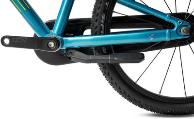 Detail des Hinterrads eines blauen Fahrrads mit Kurbel und Pedal.