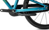 Detail des Hinterrads eines blauen Fahrrads mit Kurbel und Pedal.