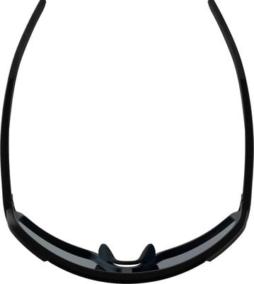 Schwarze Sonnenbrille mit dunklen Gläsern und verstellbaren Nasenpads. Schwarze Sonnenbrille mit dunklen Gläsern und verstellbaren Nasenpads.