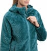 Frau in einer dunkelpetrolfarbenen Fleecejacke mit Reißverschluss.