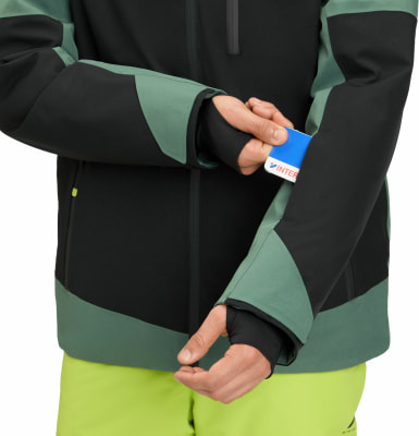 Ein Mann steckt eine Karte in eine Ärmeltasche einer Jacke. Ein Mann steckt eine Karte in eine Ärmeltasche einer Jacke.