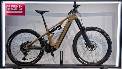 Ein braunes Merida E-Bike mit Federung und dem Logo von Radl.at. Ein braunes Merida E-Bike mit Federung und dem Logo von Radl.at.