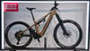 Ein braunes Merida E-Bike mit Federung und dem Logo von Radl.at.