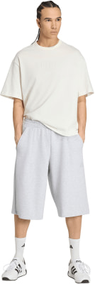 Ein Mann in einem weißen T-Shirt und grauen Shorts mit weißen Turnschuhen. Ein Mann in einem weißen T-Shirt und grauen Shorts mit weißen Turnschuhen.
