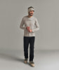 Mann in Skischuhen und hellem T-Shirt mit Bergprint.