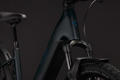 Detail eines Cube E-Bikes mit Federung und Vorderradschutzblech.
