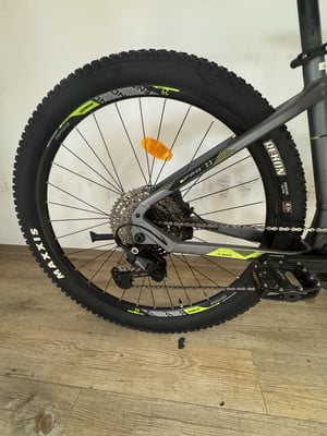 Hinterrad eines Mountainbikes mit Maxxis-Reifen und Shimano-Schaltwerk. Hinterrad eines Mountainbikes mit Maxxis-Reifen und Shimano-Schaltwerk.