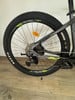 Hinterrad eines Mountainbikes mit Maxxis-Reifen und Shimano-Schaltwerk.