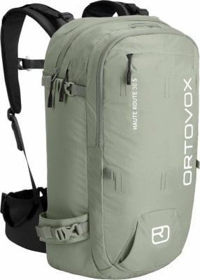 Ein grüner Ortovox Haute Route 30 S Rucksack mit weißem Logo und Gurten. Ein grüner Ortovox Haute Route 30 S Rucksack mit weißem Logo und Gurten.