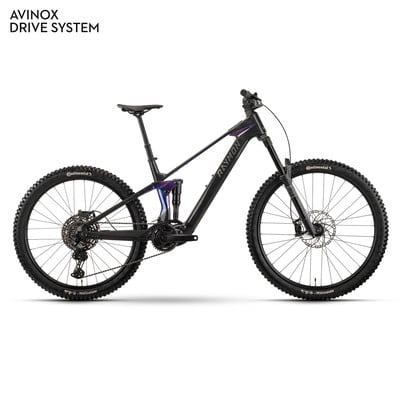 Schwarzes Fullsuspension-Mountainbike mit RAYMON-Schriftzug und AVINOX-Logo. Schwarzes Fullsuspension-Mountainbike mit RAYMON-Schriftzug und AVINOX-Logo.