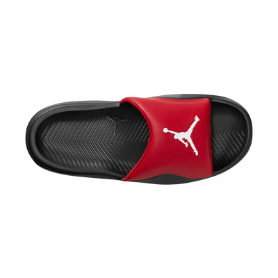Černá a červená pantofle Jordan se symbolem Jumpman. Černá a červená pantofle Jordan se symbolem Jumpman.