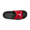 Černá a červená pantofle Jordan se symbolem Jumpman.