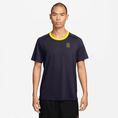Herren-T-Shirt von Nike in Dunkelblau mit gelbem Kragen. Herren-T-Shirt von Nike in Dunkelblau mit gelbem Kragen.