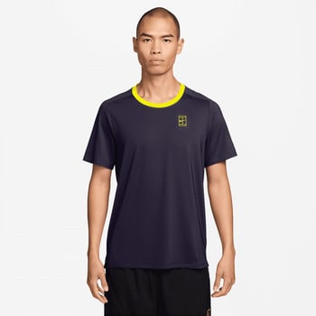 Herren-T-Shirt von Nike in Dunkelblau mit gelbem Kragen.