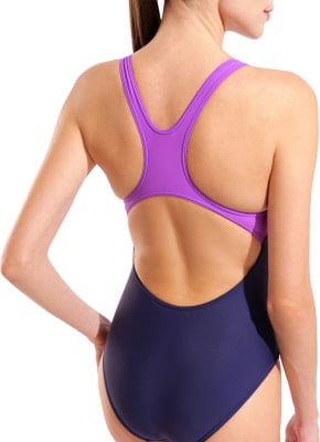 Rückansicht einer Schwimmerin in einem lila und dunkelblauen Badeanzug. Rückansicht einer Schwimmerin in einem lila und dunkelblauen Badeanzug.