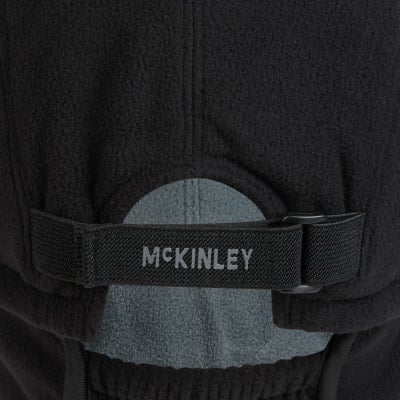 Schwarze Fleece-Sturmhaube mit verstellbarem Riemen und McKinley-Logo.