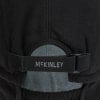 Schwarze Fleece-Sturmhaube mit verstellbarem Riemen und McKinley-Logo.