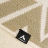 Detail eines Strickmusters mit McKinley-Logo auf schwarzem Etikett.