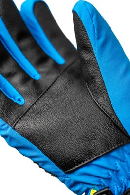Detail eines Handschuhs mit schwarzer Lederhandfläche und blauer Textiloberfläche. Detail eines Handschuhs mit schwarzer Lederhandfläche und blauer Textiloberfläche.