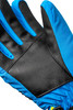 Detail eines Handschuhs mit schwarzer Lederhandfläche und blauer Textiloberfläche.