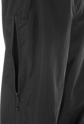 Detail einer schwarzen Jacke mit seitlichem Reißverschluss und Tasche.