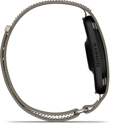 Eine Garmin Smartwatch mit einem Stoffarmband in neutraler Farbe. Eine Garmin Smartwatch mit einem Stoffarmband in neutraler Farbe.