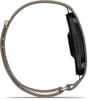 Eine Garmin Smartwatch mit einem Stoffarmband in neutraler Farbe.