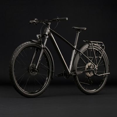 Schwarzes Mountainbike mit Schutzblechen und Gepäckträger vor dunklem Hintergrund. Schwarzes Mountainbike mit Schutzblechen und Gepäckträger vor dunklem Hintergrund.