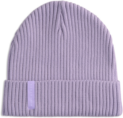 Eine lila Strickmütze mit einem Markenlogo an der Seite. Eine lila Strickmütze mit einem Markenlogo an der Seite.