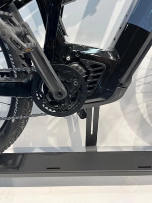 Detail des Mittelmotors und der Kurbel eines schwarzen E-Bikes. Detail des Mittelmotors und der Kurbel eines schwarzen E-Bikes.