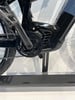 Detail des Mittelmotors und der Kurbel eines schwarzen E-Bikes.