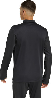 Rückansicht eines Mannes in einem schwarzen Langarmshirt mit Stehkragen. Rückansicht eines Mannes in einem schwarzen Langarmshirt mit Stehkragen.