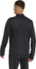 Rückansicht eines Mannes in einem schwarzen Langarmshirt mit Stehkragen.