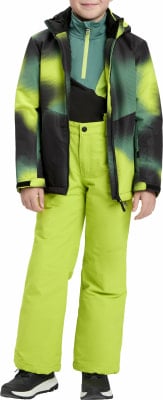 Junge in einer Skijacke mit Farbverlauf und hellgrüner Hose. Junge in einer Skijacke mit Farbverlauf und hellgrüner Hose.