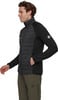 Ein Mann in einer schwarzen Daunenjacke und grüner Hose mit Mammut-Logo.