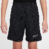 Schwarze Sporthose mit Nike-Logo auf dem Bein.