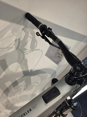 Detail des Lenkers eines Mountainbikes mit Bedienelementen und Preisschild. Detail des Lenkers eines Mountainbikes mit Bedienelementen und Preisschild.