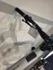 Detail des Lenkers eines Mountainbikes mit Bedienelementen und Preisschild.