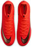 Rote Nike Fußballschuhe mit bronzenem Logo und Schnürsenkeln.