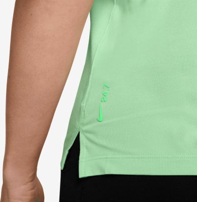 Hellgrünes Nike-Shirt mit Logo und Schriftzug 24/7. Hellgrünes Nike-Shirt mit Logo und Schriftzug 24/7.