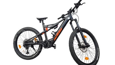 Schwarzes KTM E-Bike mit orangefarbenen Akzenten und Federung an beiden Rädern. Schwarzes KTM E-Bike mit orangefarbenen Akzenten und Federung an beiden Rädern.