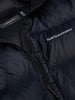 Detail einer dunklen Daunenjacke mit Peak Performance Logo und Reißverschluss.