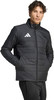 Mann in schwarzer Steppjacke mit Adidas-Logo auf der Brust.