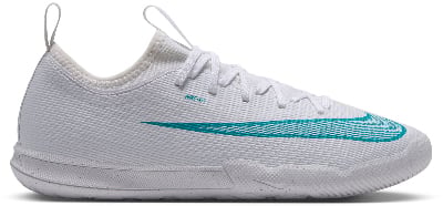 Bílá fotbalová obuv s tyrkysovým logem Nike a tkaničkami.