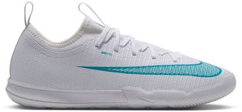 Weißer Fußballschuh mit türkisfarbenem Nike-Logo und Schnürsenkeln.