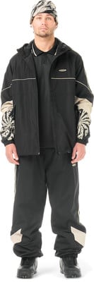 Mann in schwarzer Kleidung mit Print und Mütze Mann in schwarzer Kleidung mit Print und Mütze