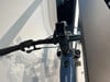 Detail des E-Bike-Lenkers mit Bosch-Display und Schalthebelsteuerung.