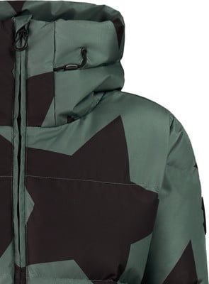 Grüne Jacke mit dunklen Sternen und Kapuze, Reißverschluss und Logo. Grüne Jacke mit dunklen Sternen und Kapuze, Reißverschluss und Logo.