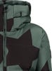 Grüne Jacke mit dunklen Sternen und Kapuze, Reißverschluss und Logo.